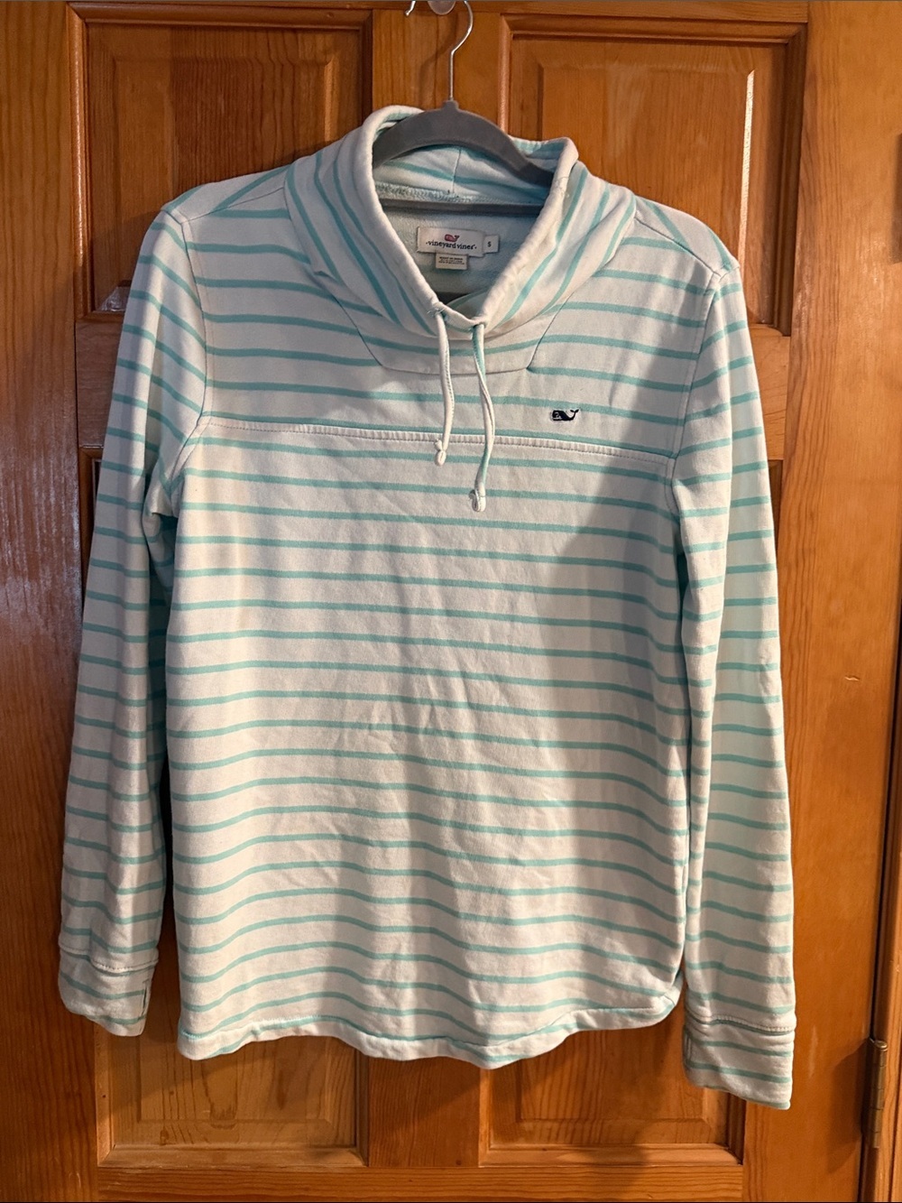 Vineyard vines stripped cowl neck pullover with thumb holes size small.